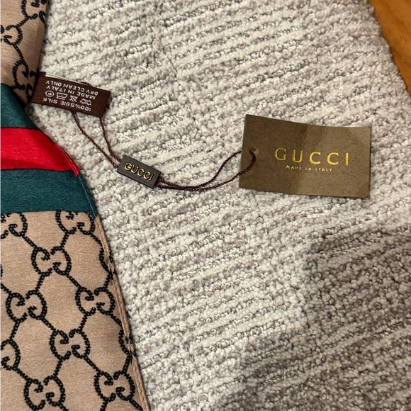 Gucci Beige and Red Logo Scarf - Picture 2 of 3